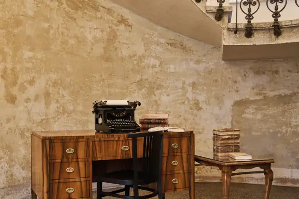 Schreibtisch mit Schreibmaschine und Tisch mit Büchern