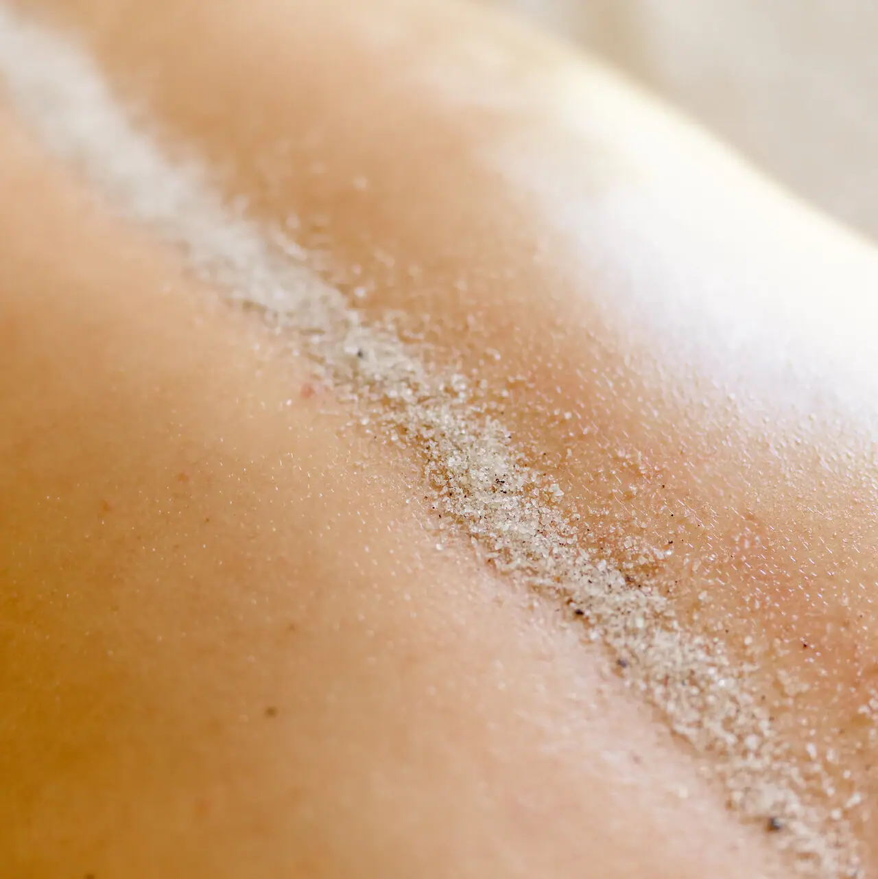 Haut mit Sand darauf