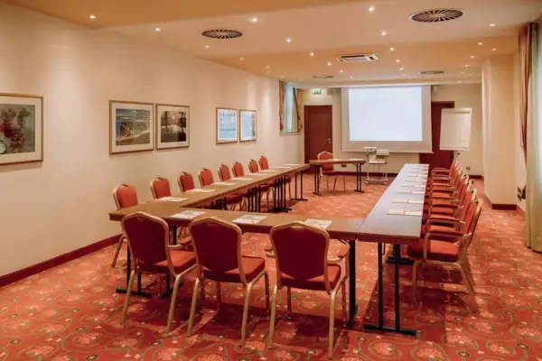 Meetingraum Ein Raum mit einem großen Tisch und Stühlen.