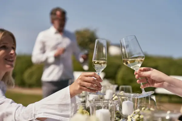 Eine Gruppe von Menschen hält Weingläser.