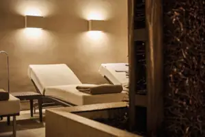 Liegen Ein Lounge-Sessel in einem Raum mit stilvollem Interieur.