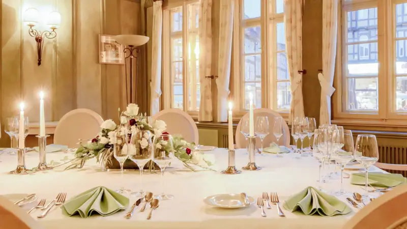 Tischdeko Hochzeit Ein festlich gedeckter Tisch für eine Dinnerparty im Innenbereich.