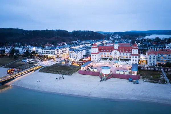 Kurhaus Binz Stadtansicht mit Gebäuden und Strand im Vordergrund.
